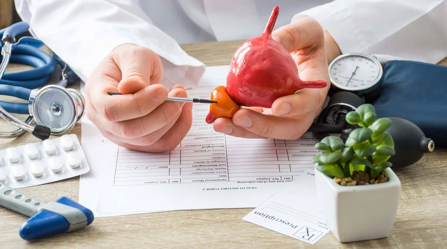 Hombre caminando por un parque durante su jornada laboral para mejorar la circulación